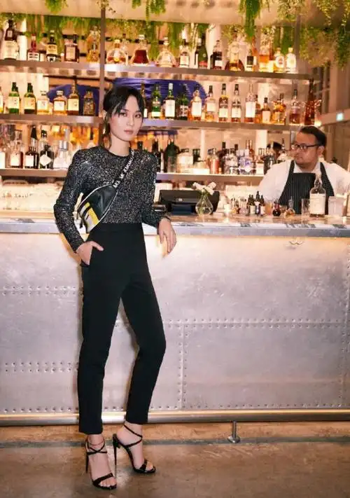 周笔畅越来越敢穿了,脚踩90度高跟鞋看着都累,脚腕红线令人不解