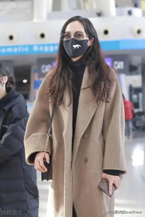 韩雪结束浪姐5初舞台录制现身机场驼色大衣搭配墨镜简约摩登