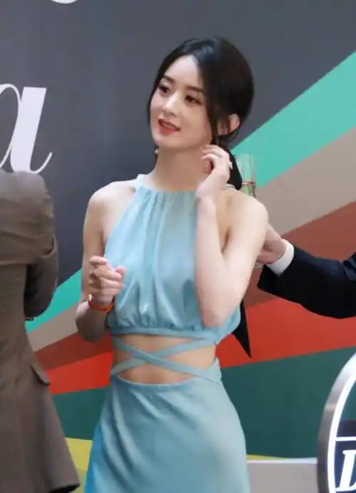 赵丽颖露面再现"腰精",细腰长腿引人瞩目,冯绍峰有福了_身材_裙子