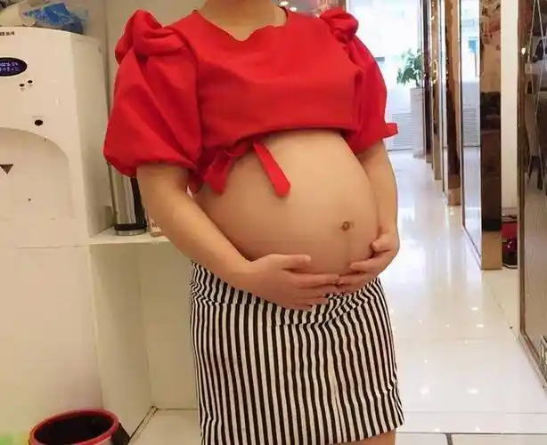 原创没钱买车还敢生娃孕妇坐公交被嘲讽小女孩霸气回怼太解气