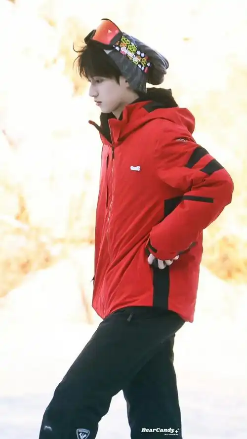 严浩翔护目镜雪地造型