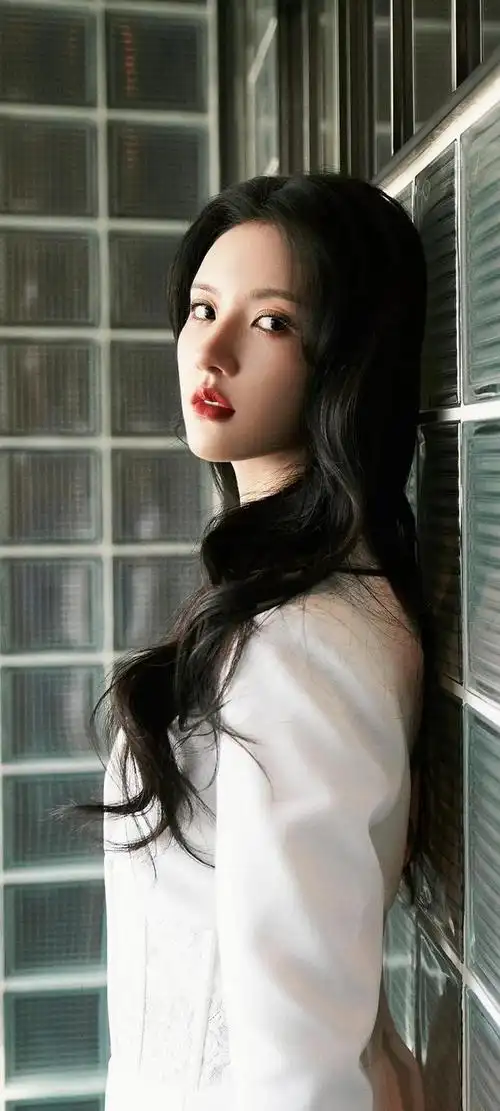 刘些宁全面屏手机壁纸