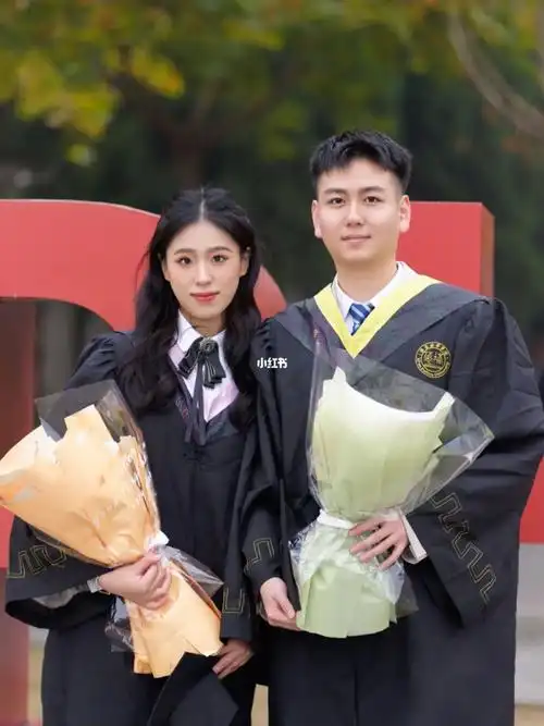 显气色好穿搭分享 白色衬衫 黑色领结 黑色高跟鞋#双鱼金牛  #学士服