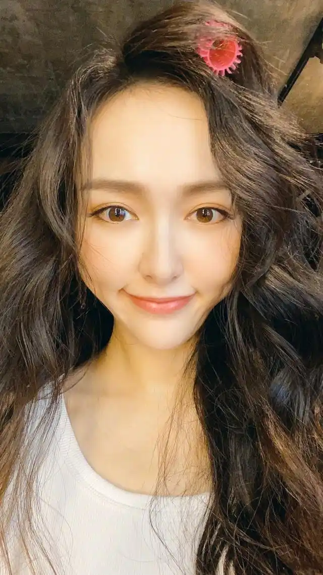 唐嫣产后首次晒素颜照,看了她抿唇笑时的酒窝,你到底经历了啥?