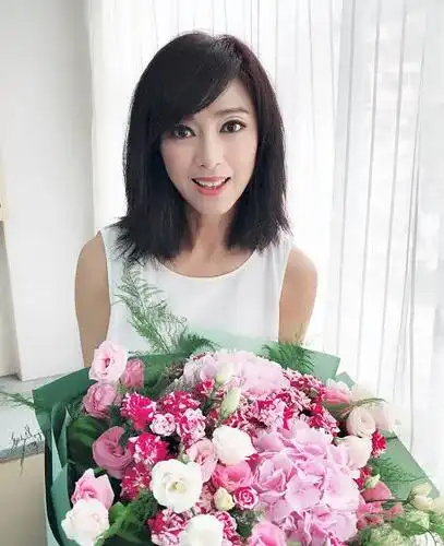 米雪晒63岁生日照,年轻活泼似少女,网友:把赵雅芝都比下去了