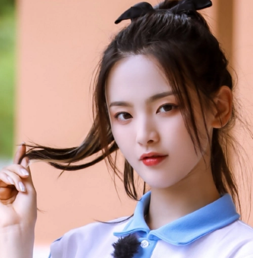 杨超越综艺路透来袭,蓝白校服好吸睛,真不是在演校园偶像剧吗?