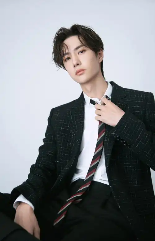 简介:王一博慵懒帅气写真图片,分享一组王一博图片给大家,图中的明星