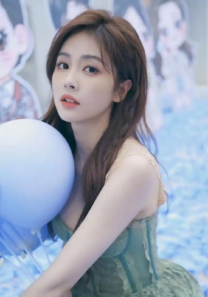 性感清纯[小樱]    白鹿在社交平台上分享了自己漂亮的生日照片