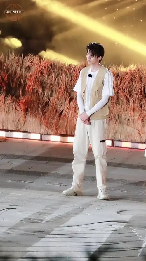 蔡徐坤超话#奔跑吧蔡徐坤#210530 / 跑男三亚终于看到帅气的大奎了