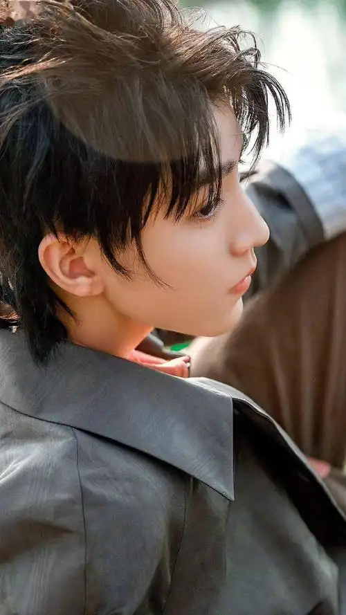 王俊凯的绝美下颚线合集图 帅气与可爱并存的小俊绝了