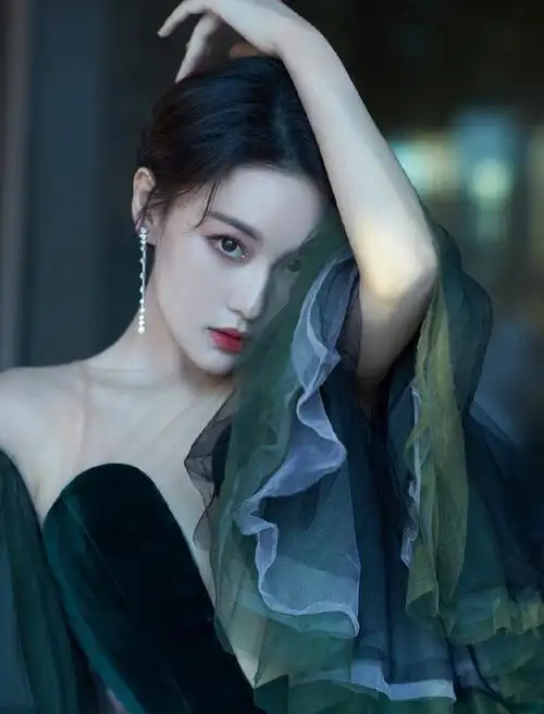 回顾张馨予:从黑料不断到无人敢惹,老公何捷履历有多牛