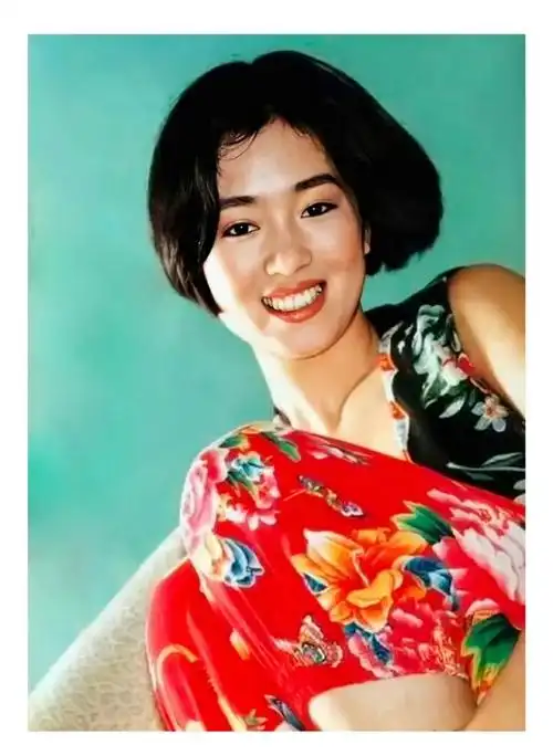 巩俐年轻时的旧照你都看过多少,当时的巩皇竟有几分青涩和甜美