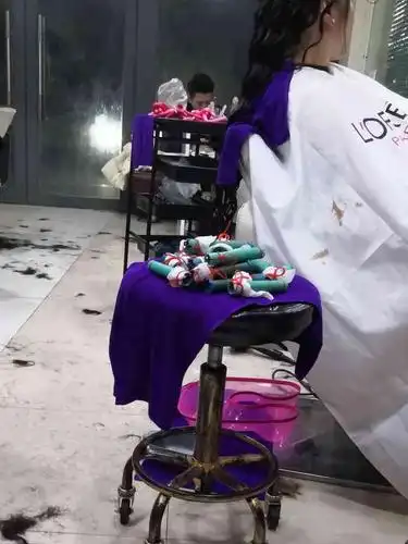 老板头发剪的不错挺客气的环境不错