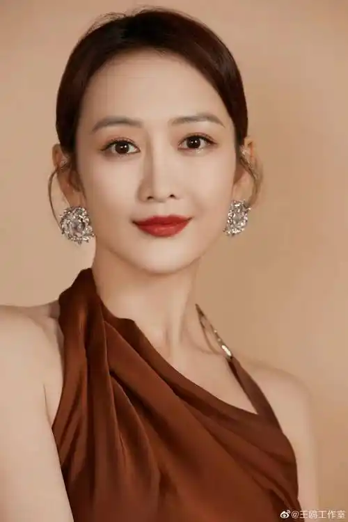 41岁高龄产女后王鸥公开首次露面脸部浮肿妈妈味十足