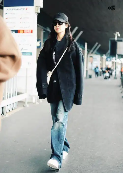 杨紫回国机场图