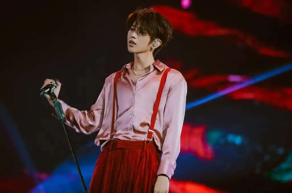 蔡徐坤回应风波后,粉丝放其吸烟照比烂,42家商务代言暂未受影响