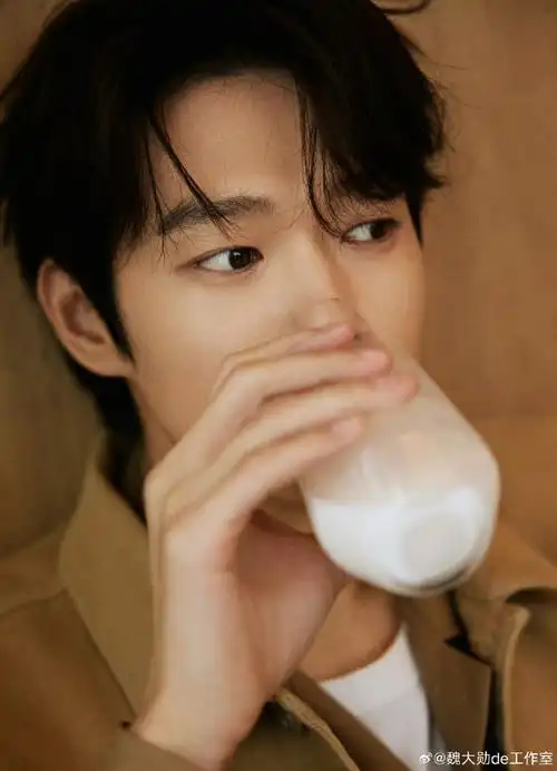 魏大勋 牛奶胡子图