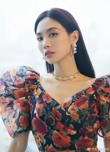 女明星王霏霏灯笼袖大花短裙甜美时尚写真