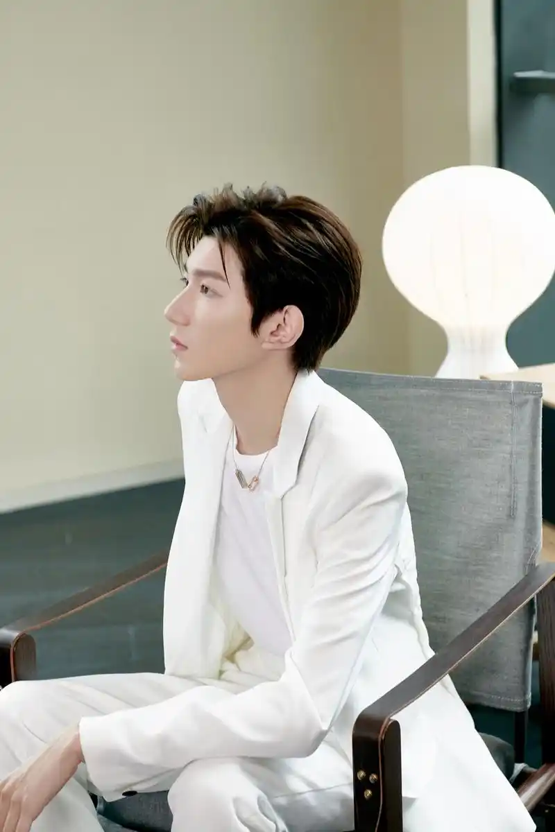 王源身穿纯白西装02搭配简洁又干练