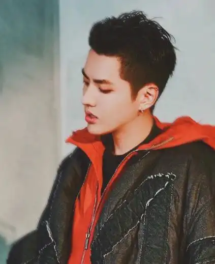 根据吴亦凡的个人资料,他出生于1990年11月6日,祖籍广东省汕头市潮阳