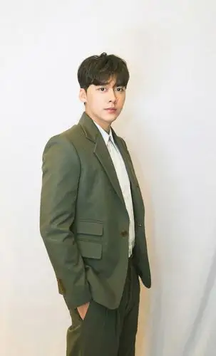 男艺人李易峰帅气有型活动写真