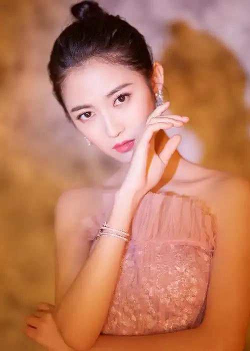 原创关晓彤,陈钰琪现身红毯,同是穿抹胸礼服,关晓彤有点尴尬!