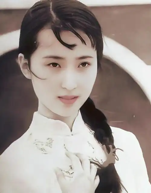 毕彦君又为其精心挑选了一张他所保存的照片,并附上陈晓旭14岁时在