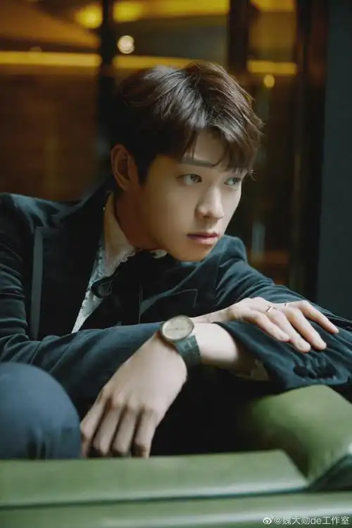魏大勋的这组照片也太帅了,身穿黑色西服,满满的高级感……_高清图集