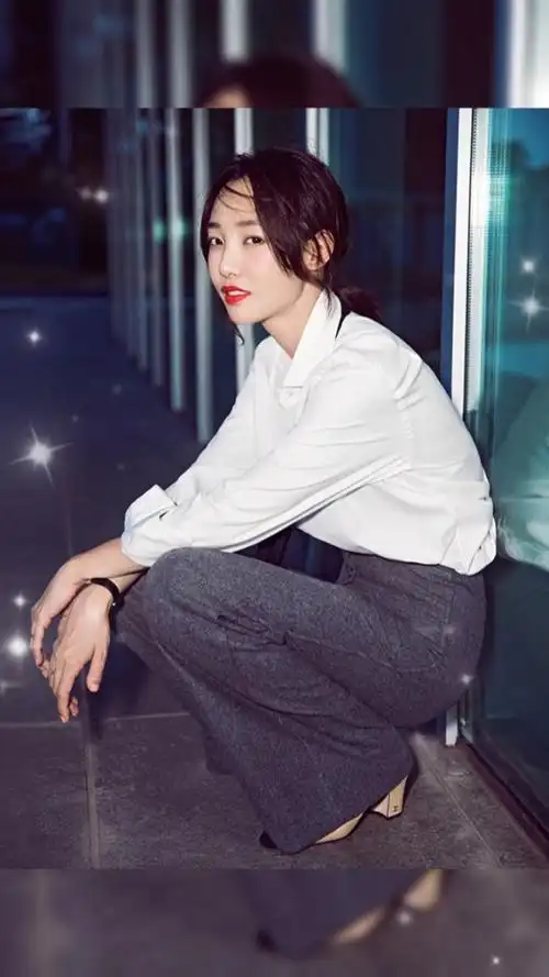 白百合穿衣服还是很好看的