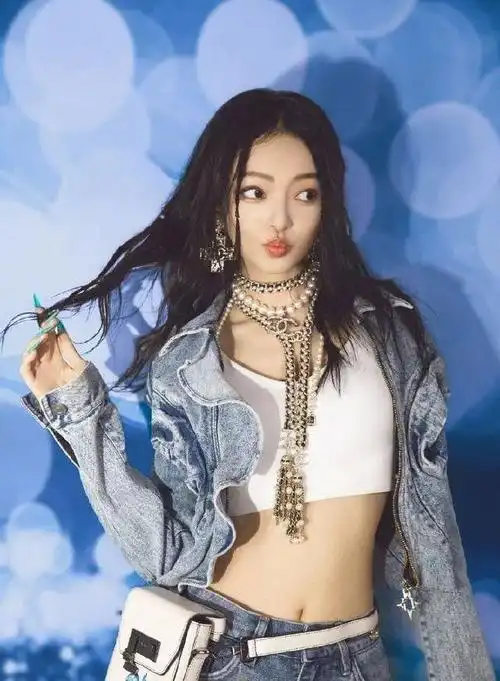 张韶涵酷飒朋克风写真大秀小蛮腰肤白貌美太性感撩人