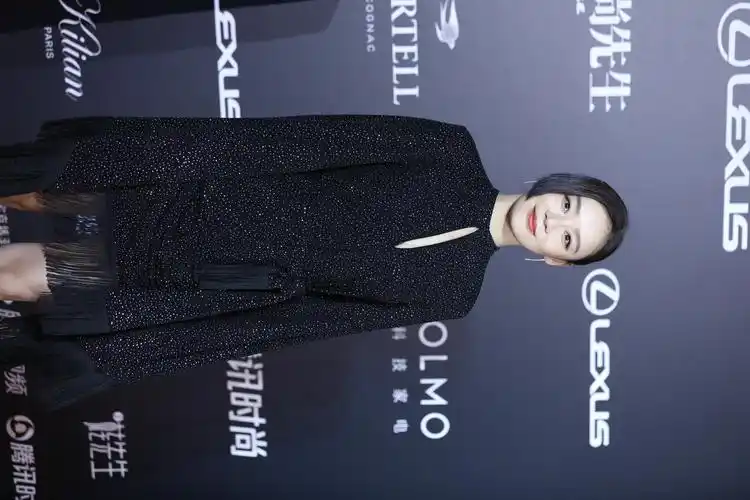 袁姗姗全黑look酷飒现身时尚先生红毯