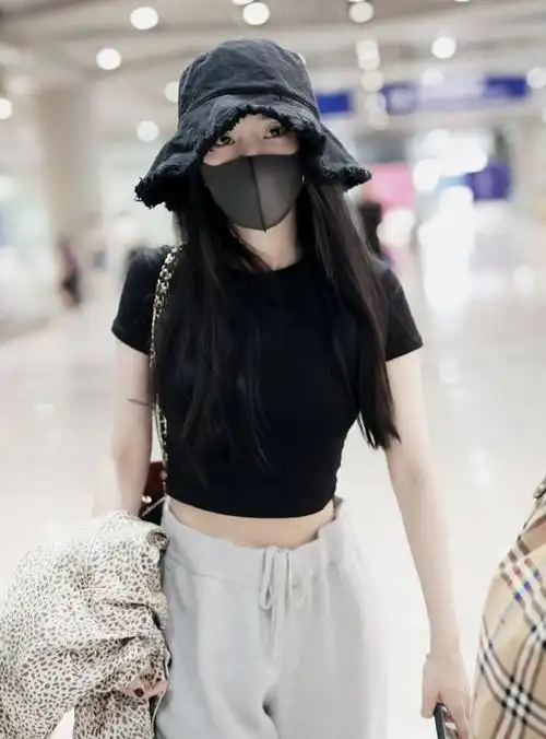 杨幂穿露脐装现身清爽干练潮范儿十足青春气息爆棚