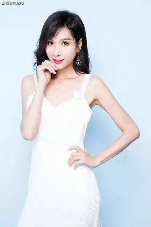 47岁的杨恭如到了大婶的年纪,却还是少女身材,照样会穿又高级_黑色