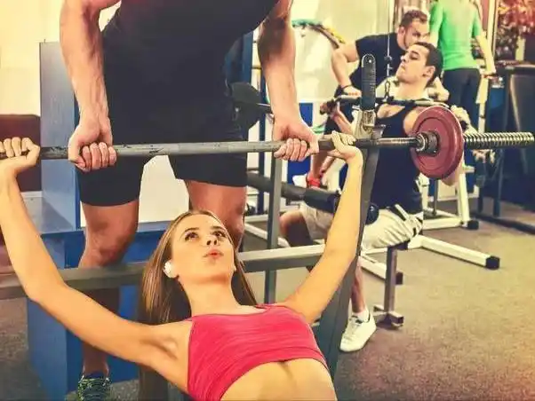 女生练胸肌会变大还是变小