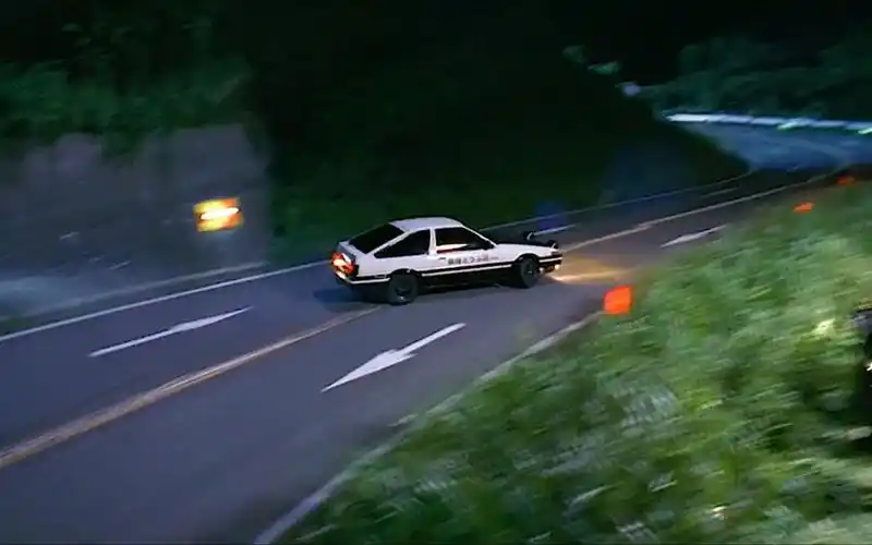 逮虾户昨晚我输给了一台ae86他用惯性漂移过弯他的车很快回顾周杰伦头