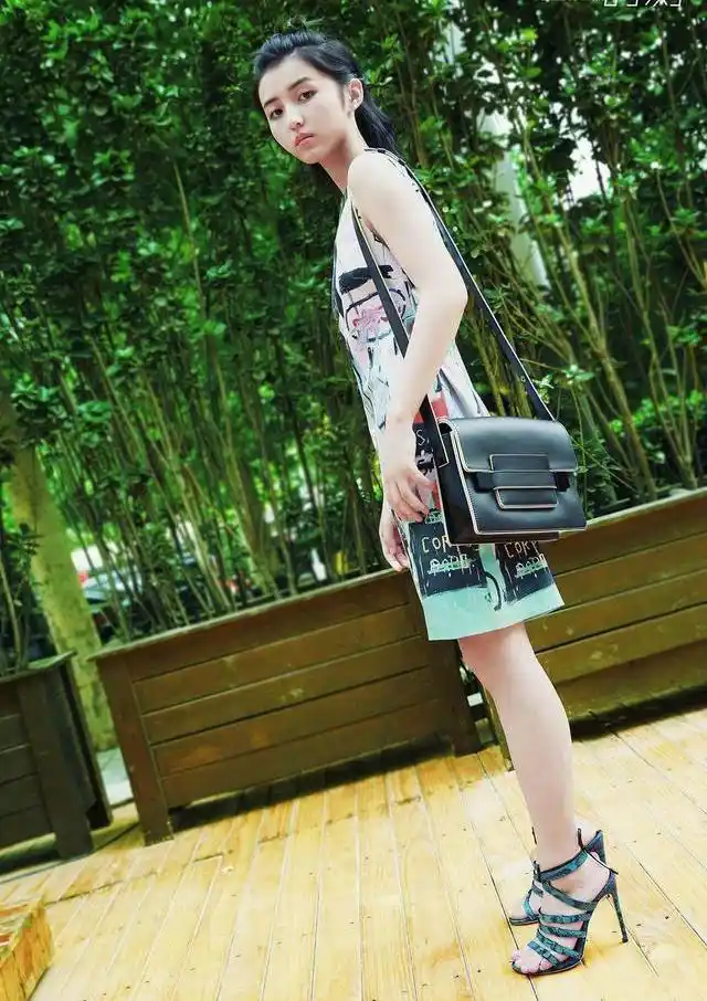 16岁张子枫终于脱下高跟鞋机场一双平底棉靴重回青春美少女