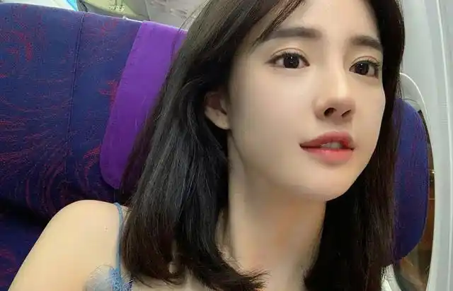 潘南奎直播晒素颜双眼却不受控制的眨动整容过度后遗症