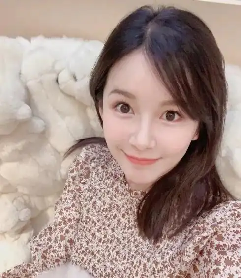 陈赫老婆张子萱产二胎后首晒自拍,身材依旧苗条,发量令人堪忧