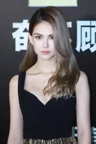 昆凌本身确实是混血,但她外型上的混血感区别于一般的外国人,更符合