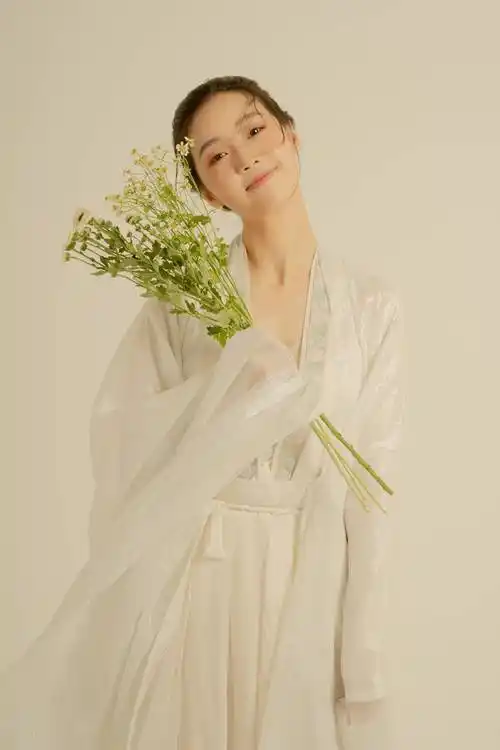 张宇柠古装美人图释出 素色裙衫温婉大气