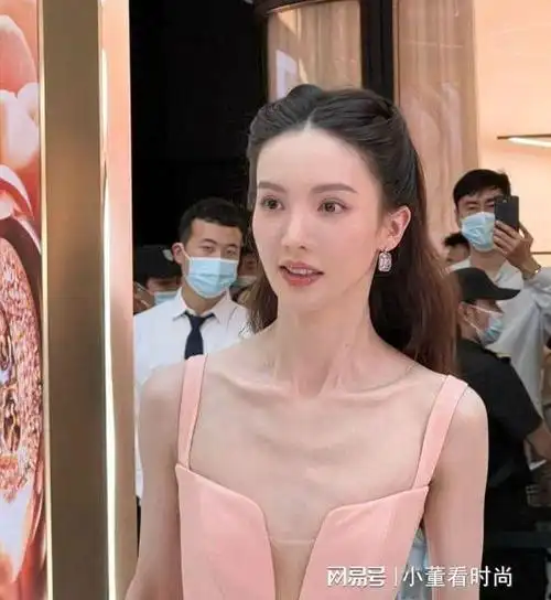 近照瘦成纸片人,小翘鼻精致引热议|娱乐圈|李斯丹妮|性感美女_网易