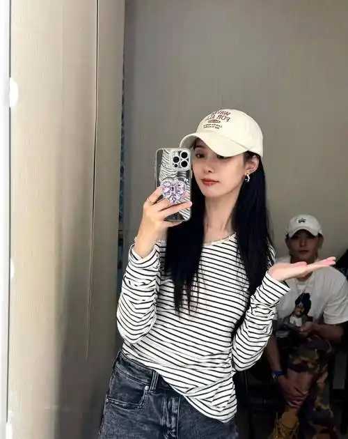 黄子韬520晒夫妻合照,紧紧搂着老婆不撒手,徐艺洋唇红齿白超美