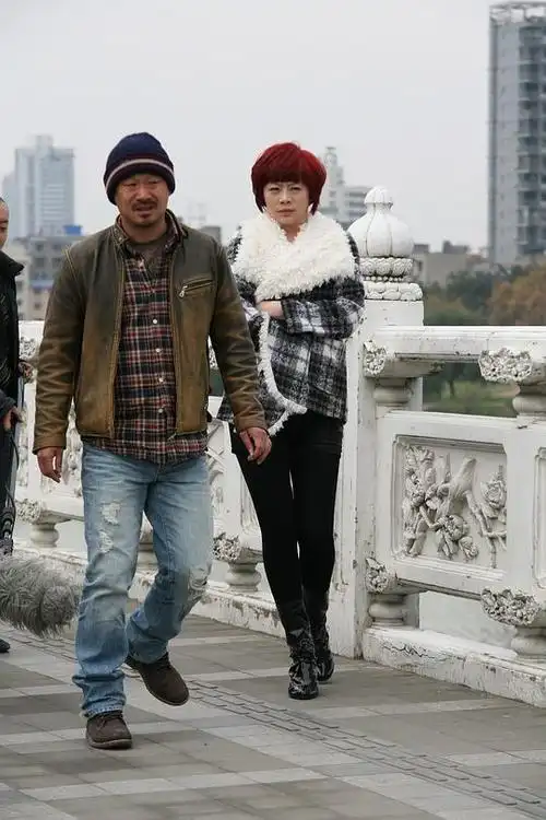 分剧情:震前,大马在涉黑人物幺鸡引诱参与赌博,输掉了工厂家产和老婆