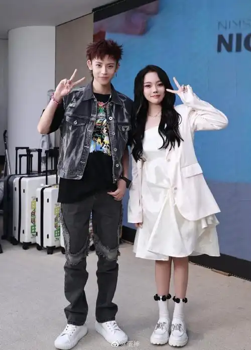 王琳凯超话#小鬼把更多时间花在音乐上##小鬼巡回演唱会#你们要的合照