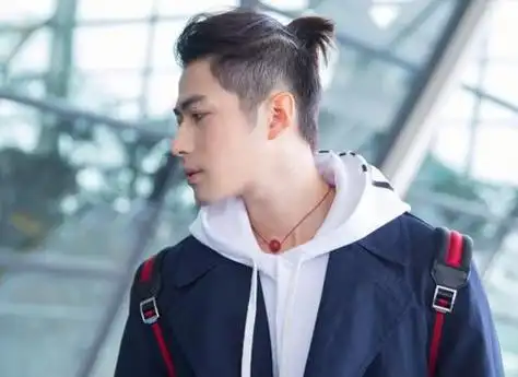 男生短头发两边铲掉耍酷发型打造