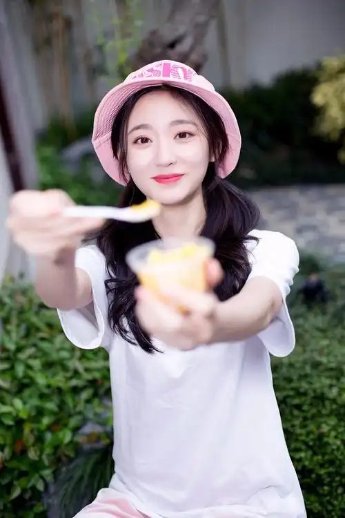 《创造101》王莫涵曝元气写真 可爱"甜笑杀"清新灵动