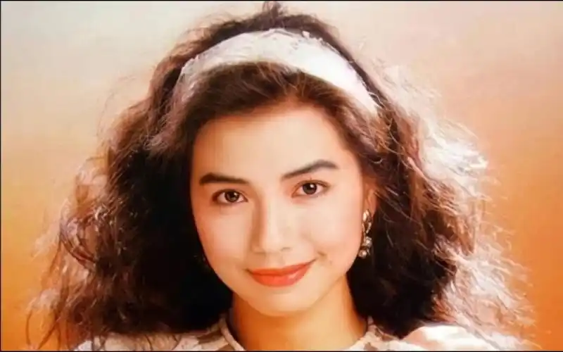 钟楚红—娴静犹如花照水,行动好比风扶柳