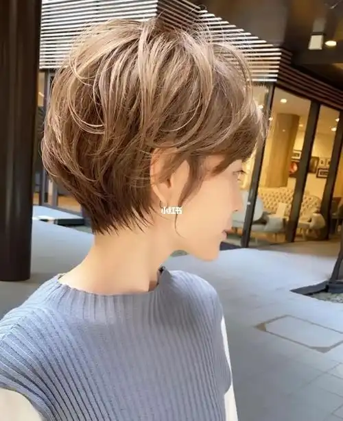 中短发发型  #年轻  时尚感十足,后区饱满,有型.