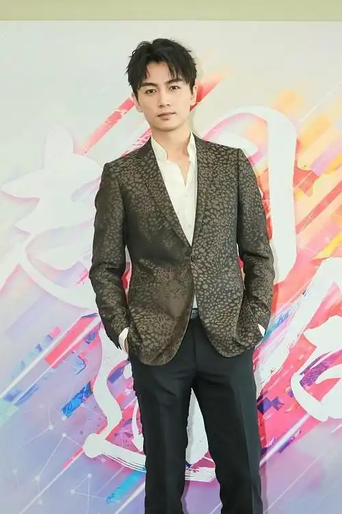 陈晓笑和不笑两个状态棕色波点西装显成熟生图状态都很帅