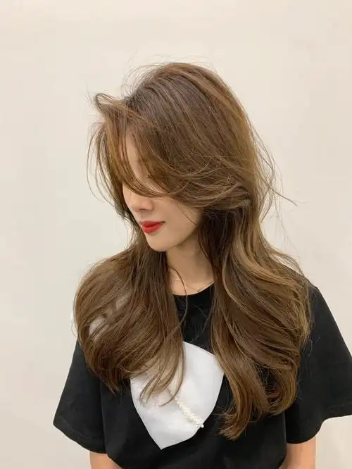 栗棕色是颜色很深的栗子色栗棕色头发适合各个年龄层的人,其实年龄和